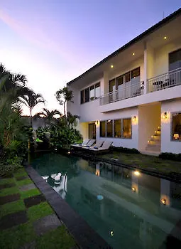 Guest house & Vespa 2 2*